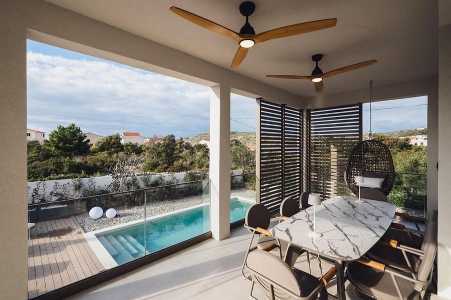 Terrasse couverte avec vue sur la piscine