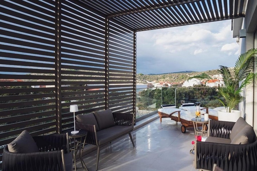 Espace lounge sur une terrasse moderne en Croatie