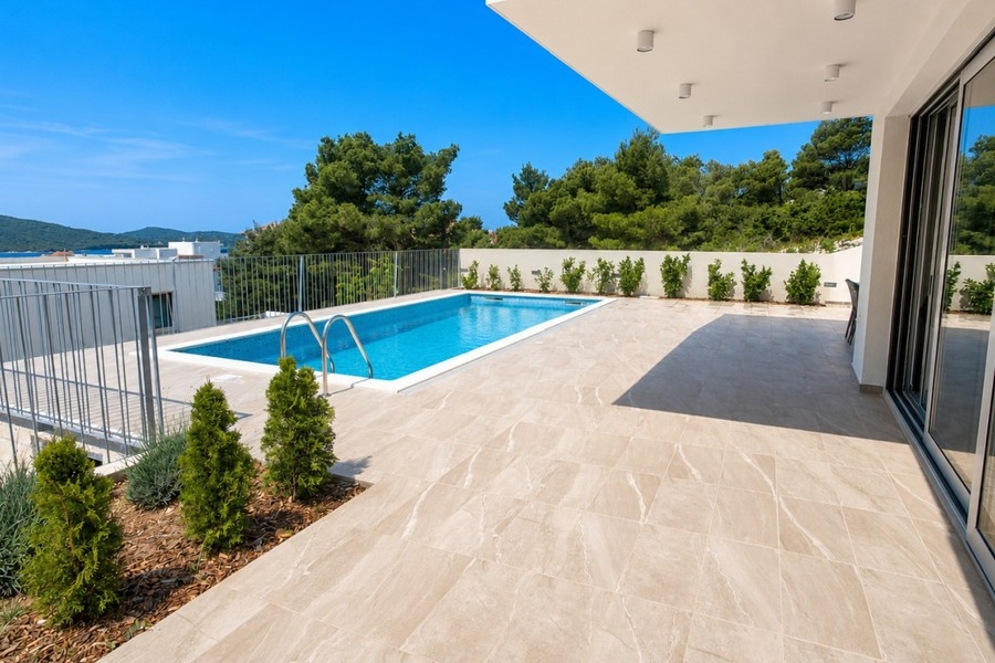 Piscine avec espace solarium