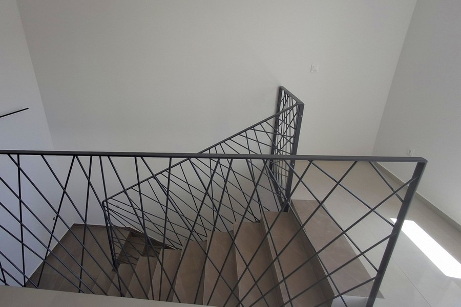 Cage d'escalier avec garde-corps en métal