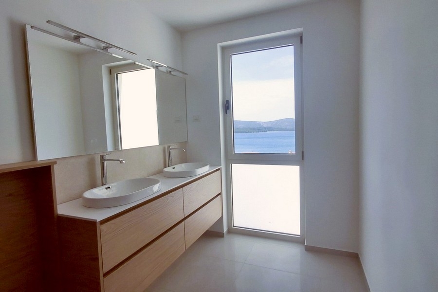 Salle de bains avec double vasque et vue mer