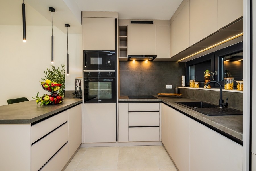 Cuisine équipée moderne dans une villa
