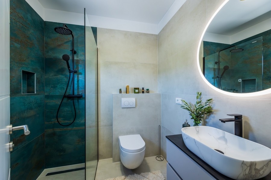 Salle de bains moderne avec douche