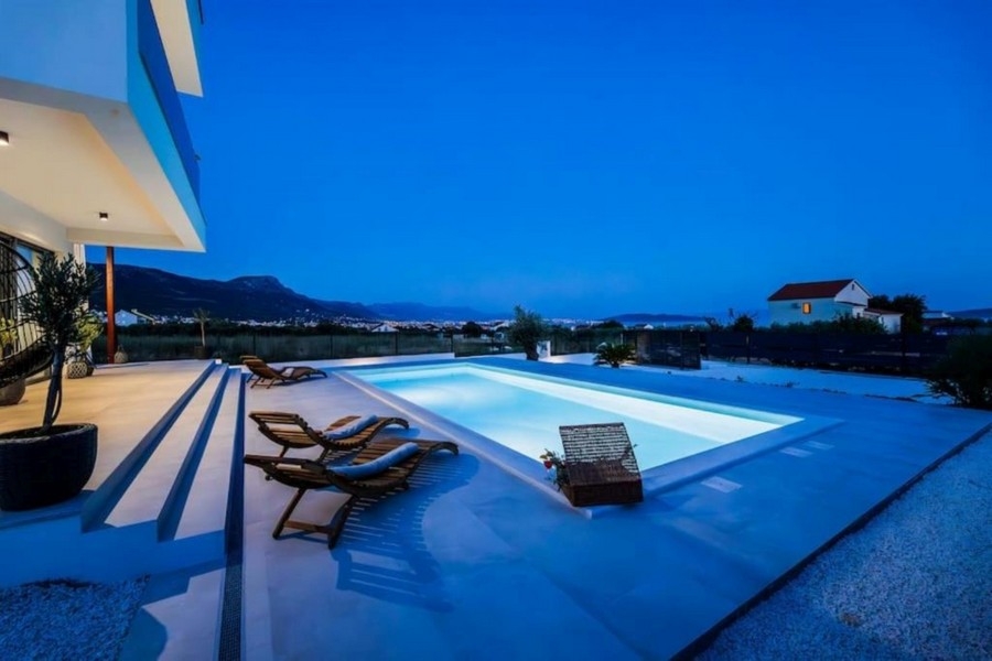 Terrasse de la piscine d'une villa en Croatie le soir