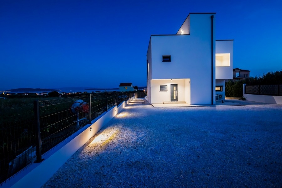 Allée d'accès et vue extérieure d'une villa neuve moderne