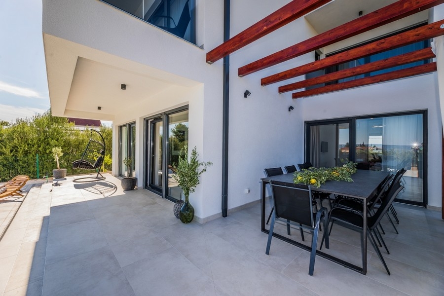 Terrasse couverte avec coin salon