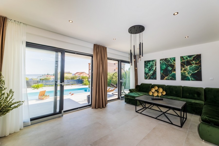 Salon avec accès à la terrasse de la piscine