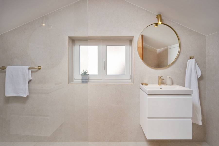 Salle de bains avec lavabo