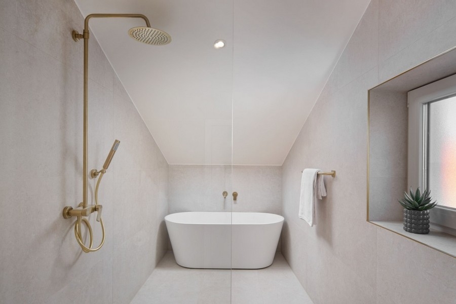 Salle de bains avec baignoire îlot