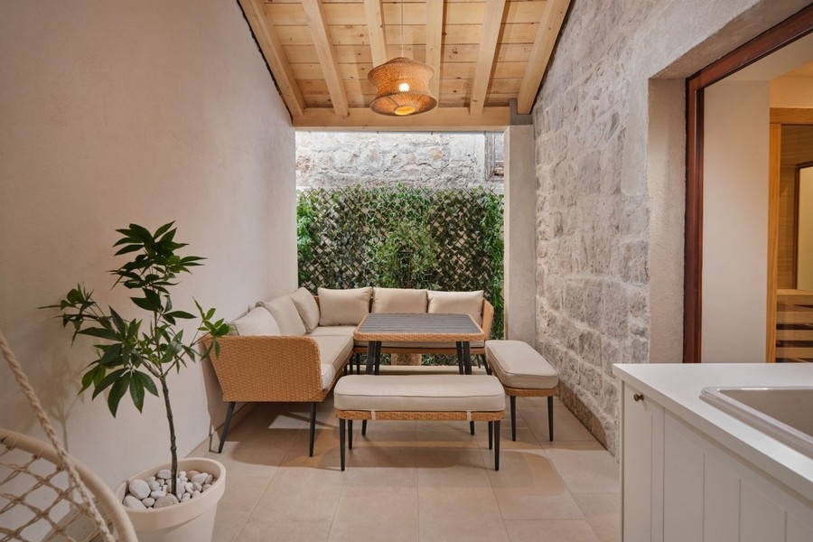 Terrasse couverte avec coin salon