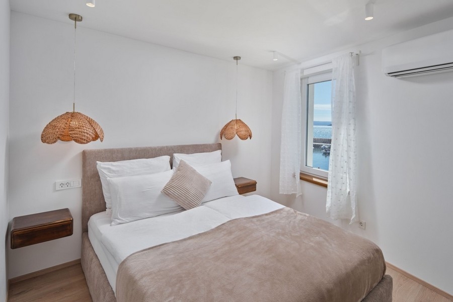 Chambre moderne avec vue mer