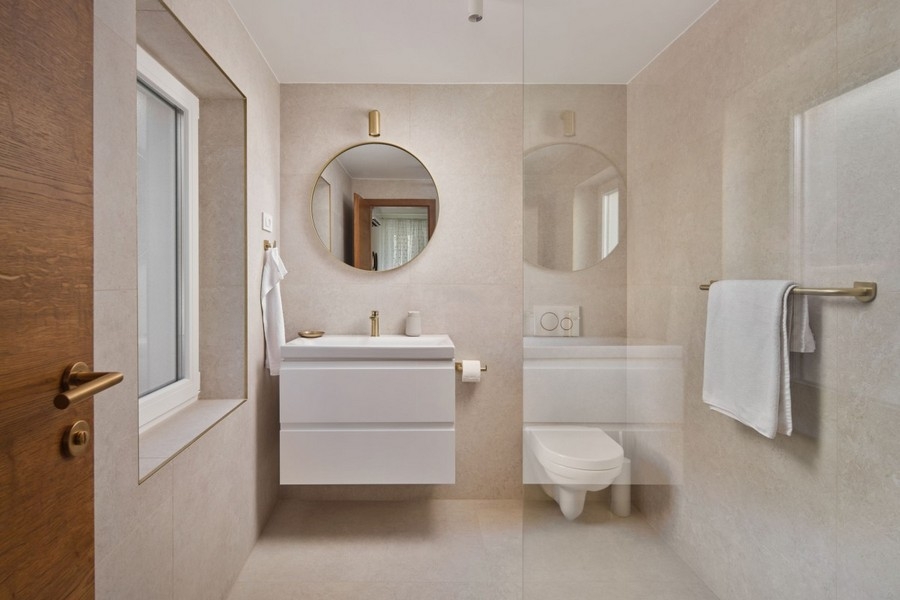 Salle de bains moderne avec douche