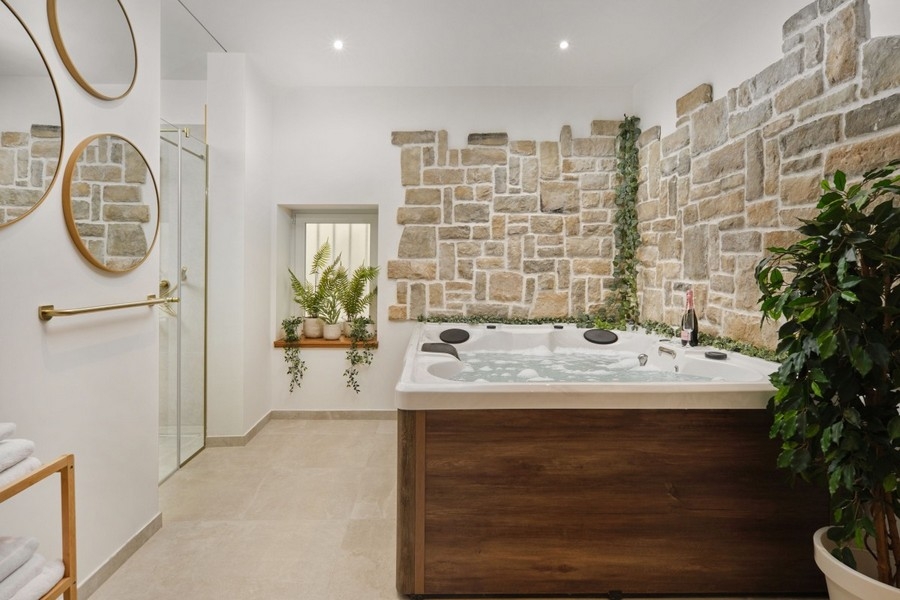 Espace bien-être avec jacuzzi