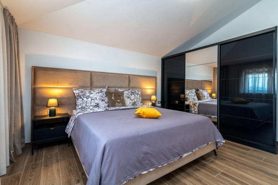 Chambre avec grande penderie