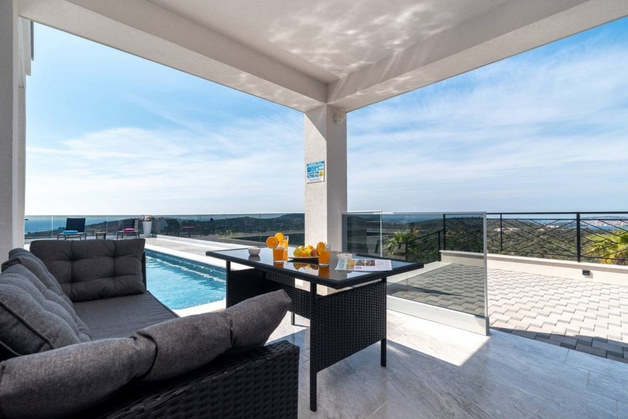 Terrasse couverte avec vue mer