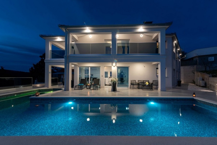Bien de luxe avec piscine extérieure et vue mer
