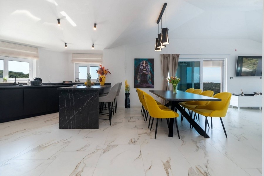 Coin repas et cuisine dans une villa moderne