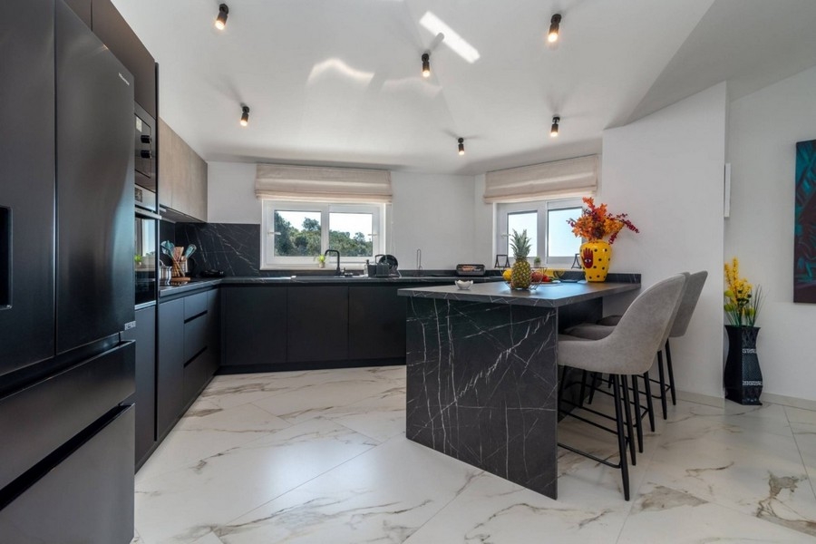 Cuisine équipée haut de gamme avec coin salon
