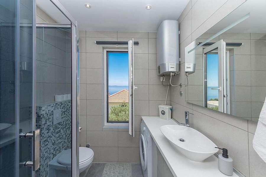 Salle de bains avec douche et vue mer
