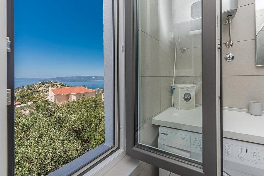 Fenêtre de la salle de bains avec vue sur la mer
