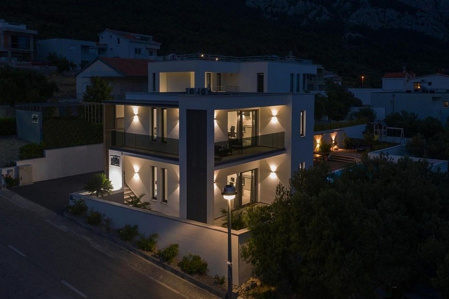 Villa moderne illuminée de nuit