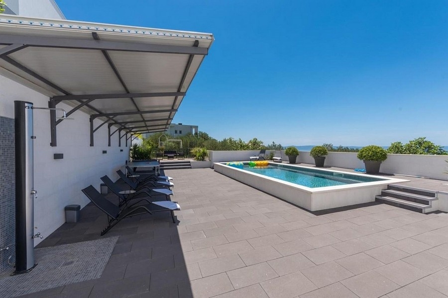 Solarium avec piscine et espace de détente