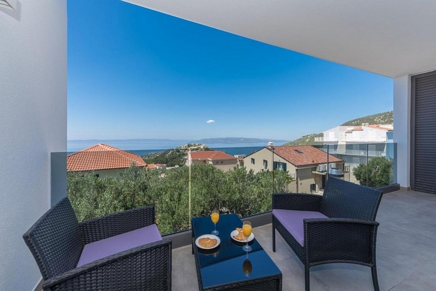Balcon avec vue mer et sièges