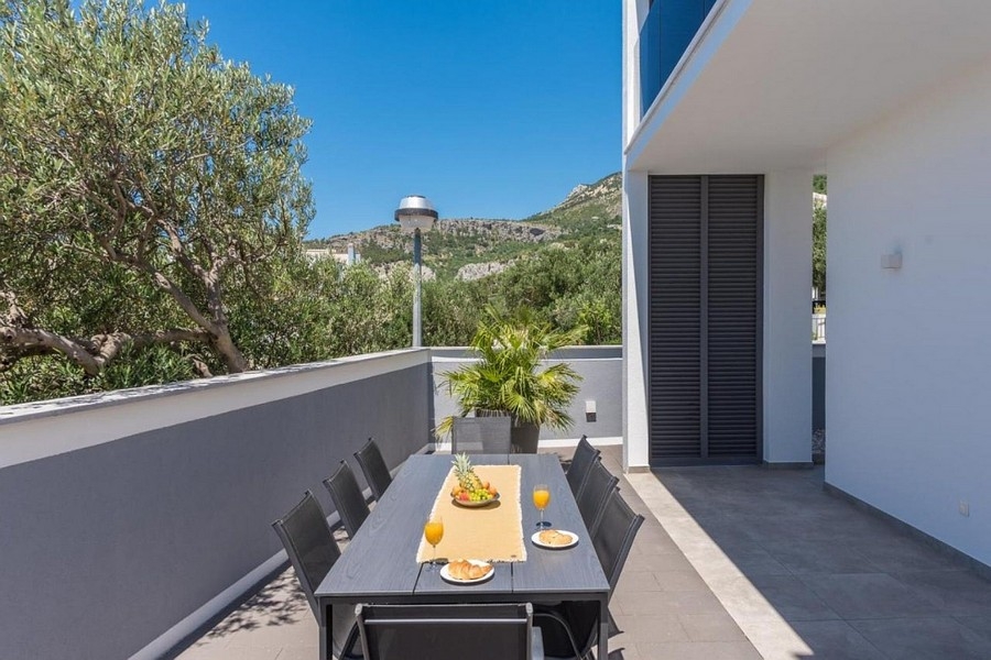Grande terrasse avec coin repas extérieur
