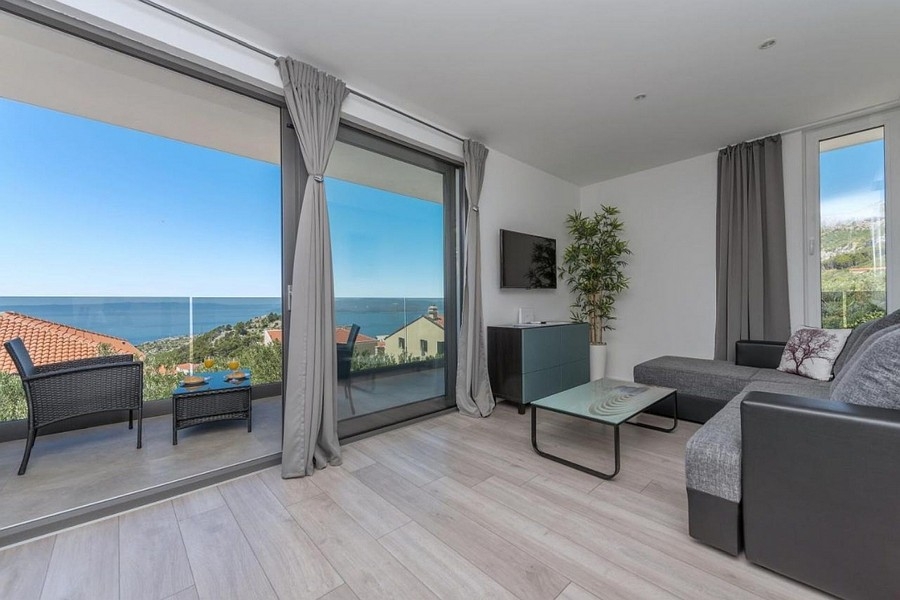 Salon avec vue mer et balcon