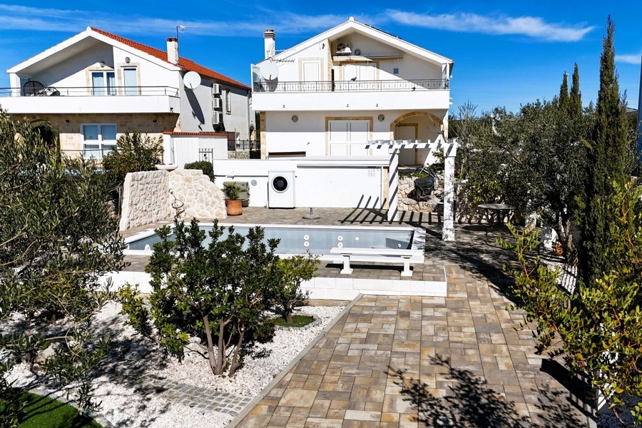 Maison de vacances soignée avec piscine en Croatie
