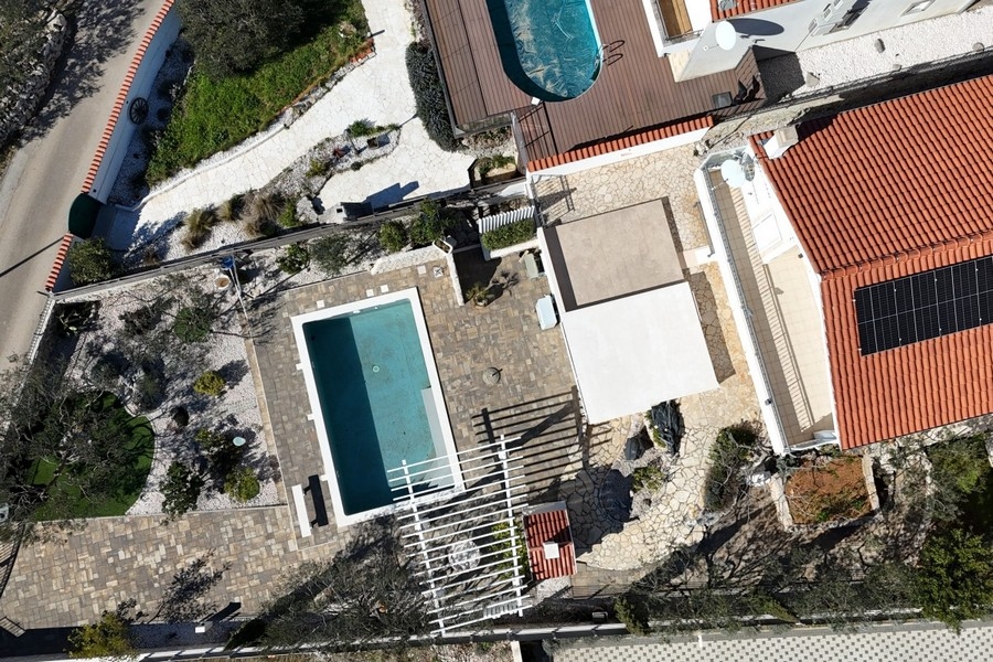 Vue aérienne avec terrasse de la piscine et jardin