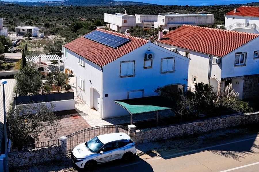 Maison avec places de stationnement et installation solaire