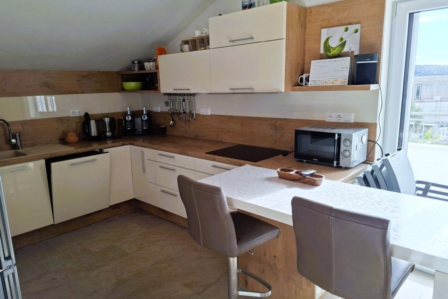 Cuisine moderne avec îlot et coin salon