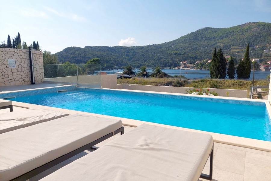 Piscine moderne avec vue mer en Croatie