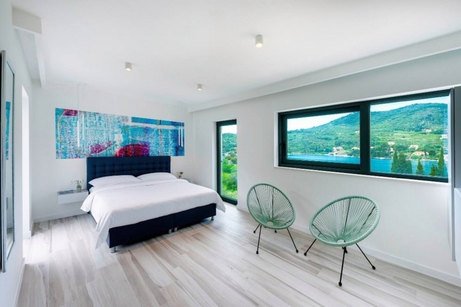 Chambre avec fenêtre panoramique