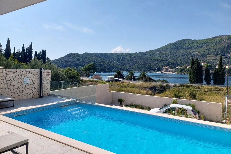 Espace piscine avec vue sur la baie