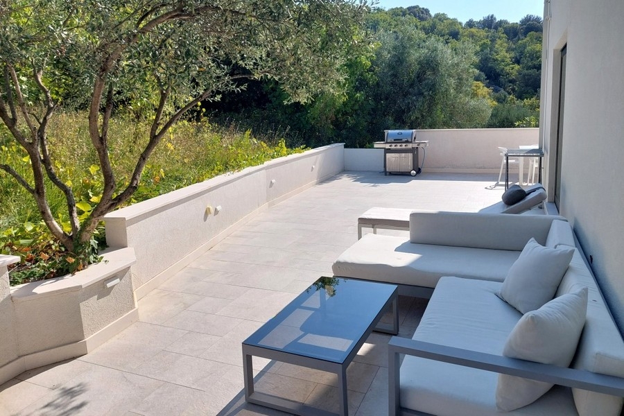 Terrasse solarium avec lounge et grill