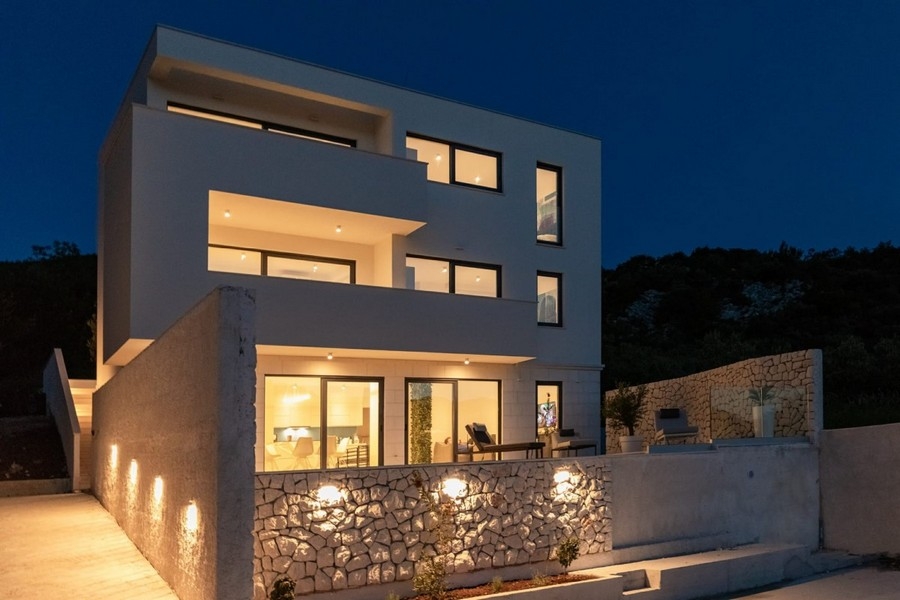 Villa moderne la nuit avec piscine