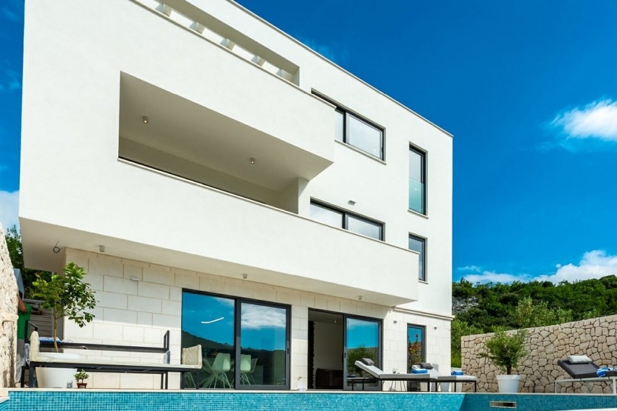 Villa moderne avec piscine et terrasse