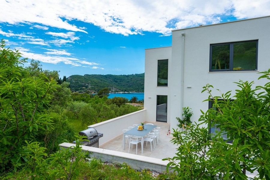 Terrasse avec coin grill et vue mer