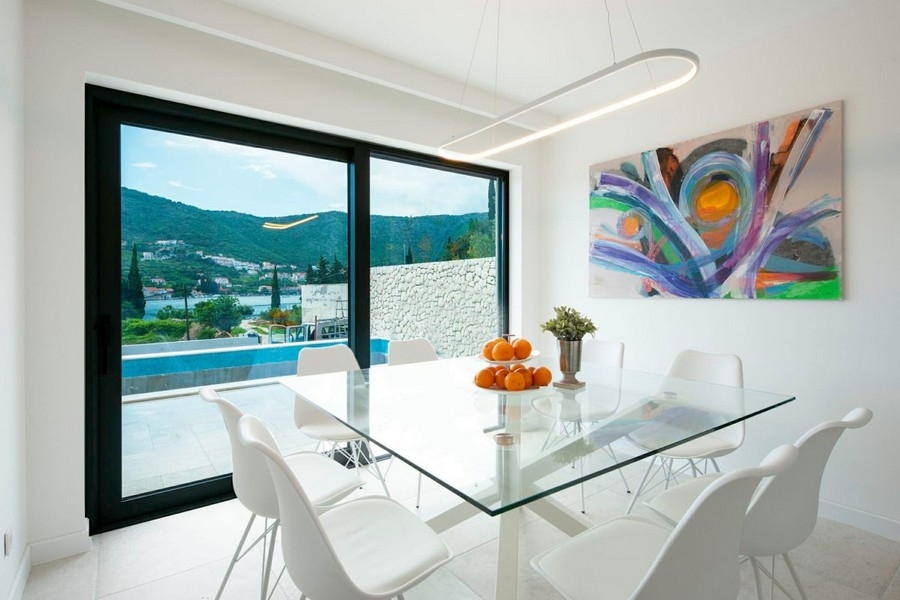 Espace repas avec vue panoramique sur la mer
