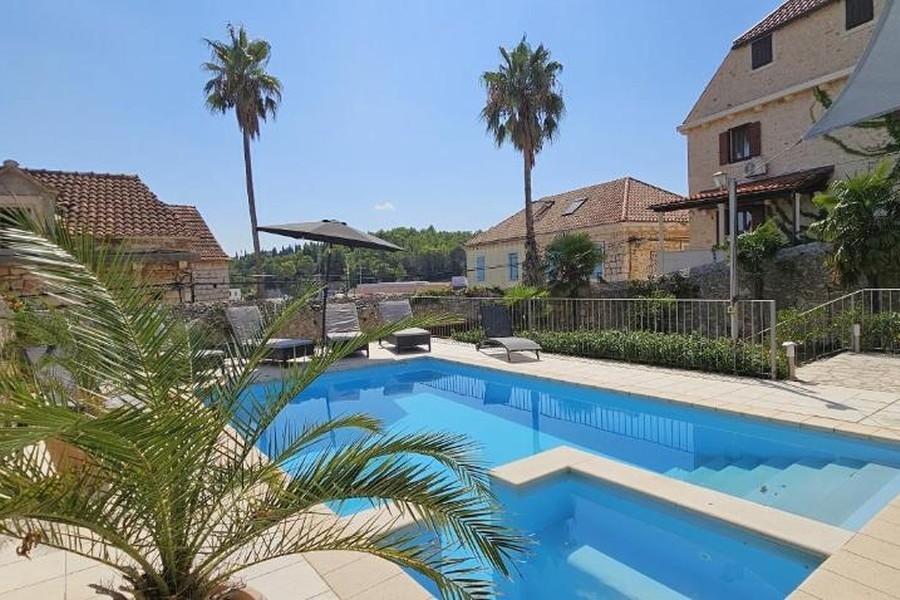 Espace piscine avec villa méditerranéenne en pierre
