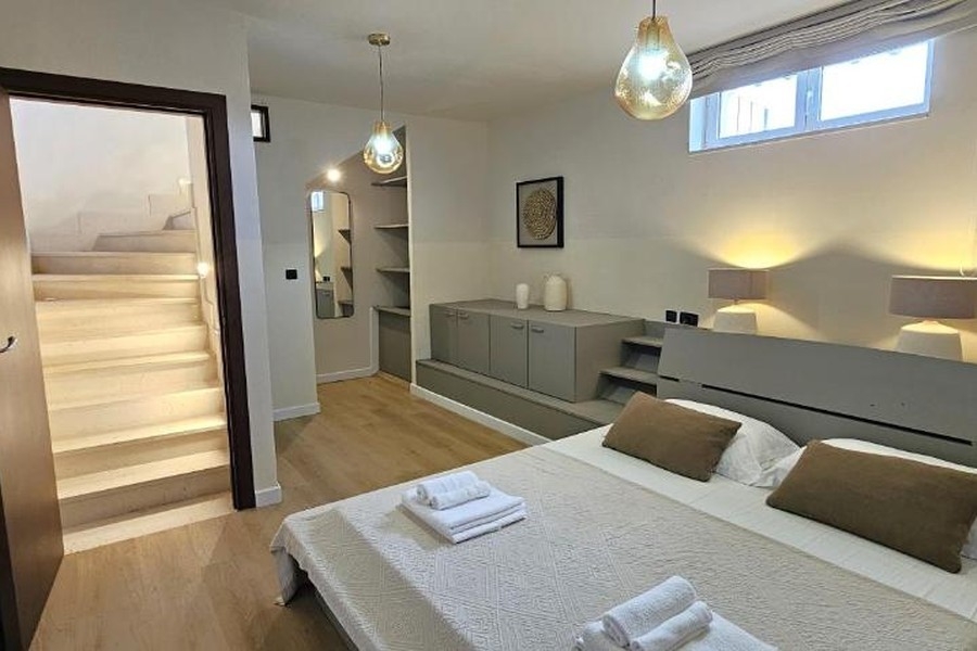 Chambre moderne avec escalier