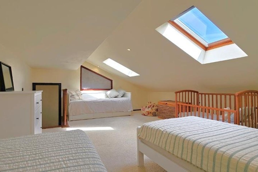 Chambre sous les combles avec fenêtres de toit