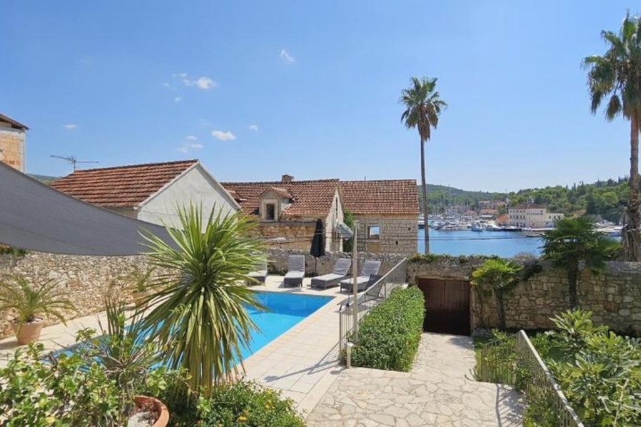 Vue mer depuis l'espace piscine de la villa