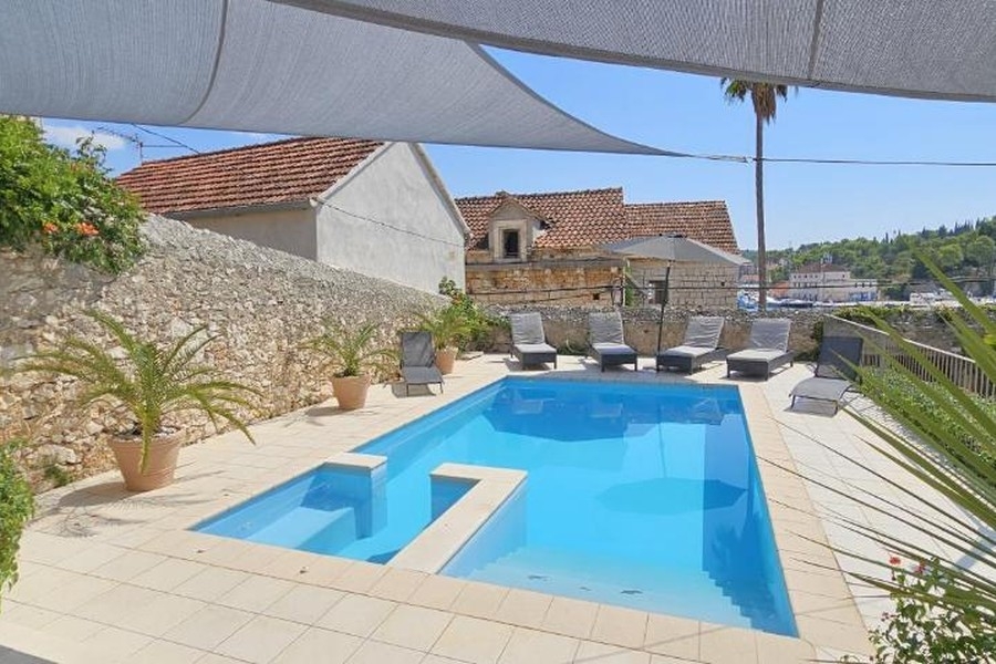 Piscine avec solarium