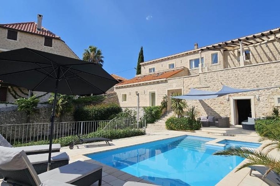 Villa en pierre naturelle avec piscine et terrasse