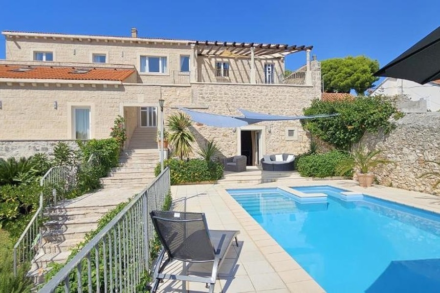 Vue extérieure de la villa avec piscine