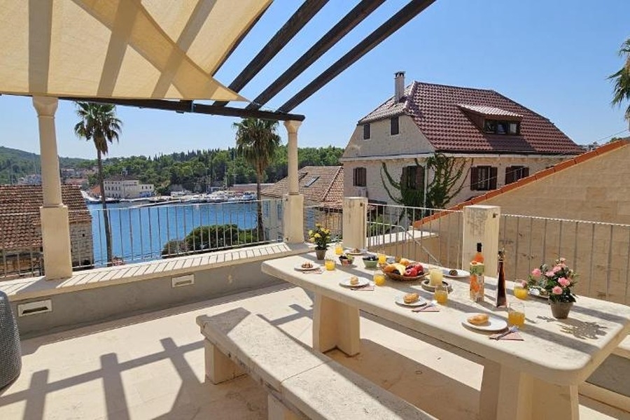 Terrasse couverte avec vue mer