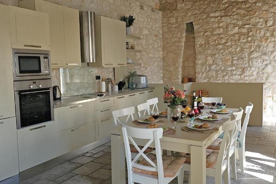 Cuisine avec murs en pierre naturelle